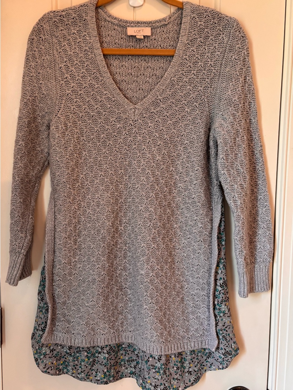 LOFT Light Gray floral V-Neck Knit Tunic Sweater women’s M